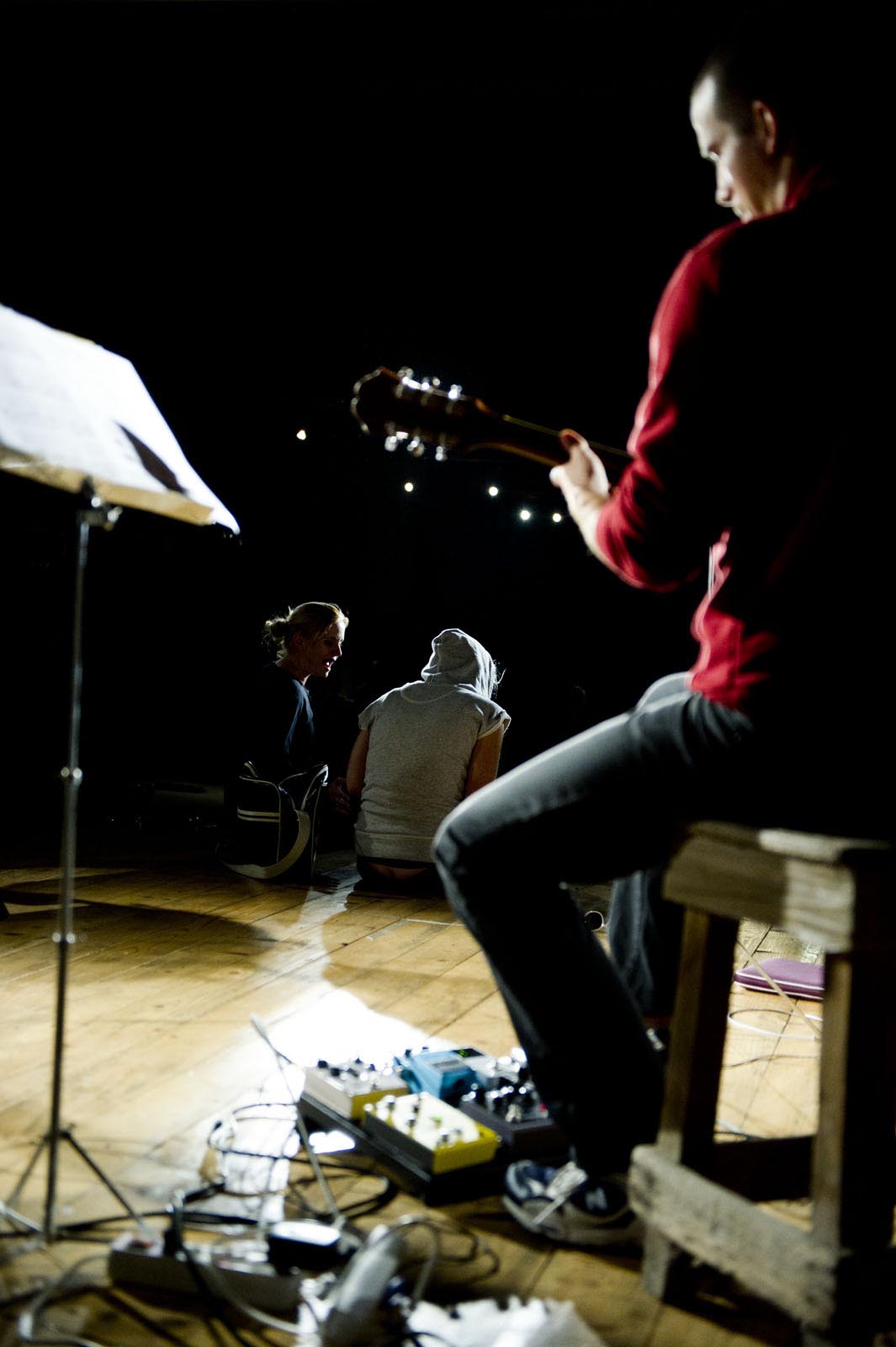 Rasmus Nissen playing guitar during the rehearsals for the Music Theater performance Distillation by Fleurville