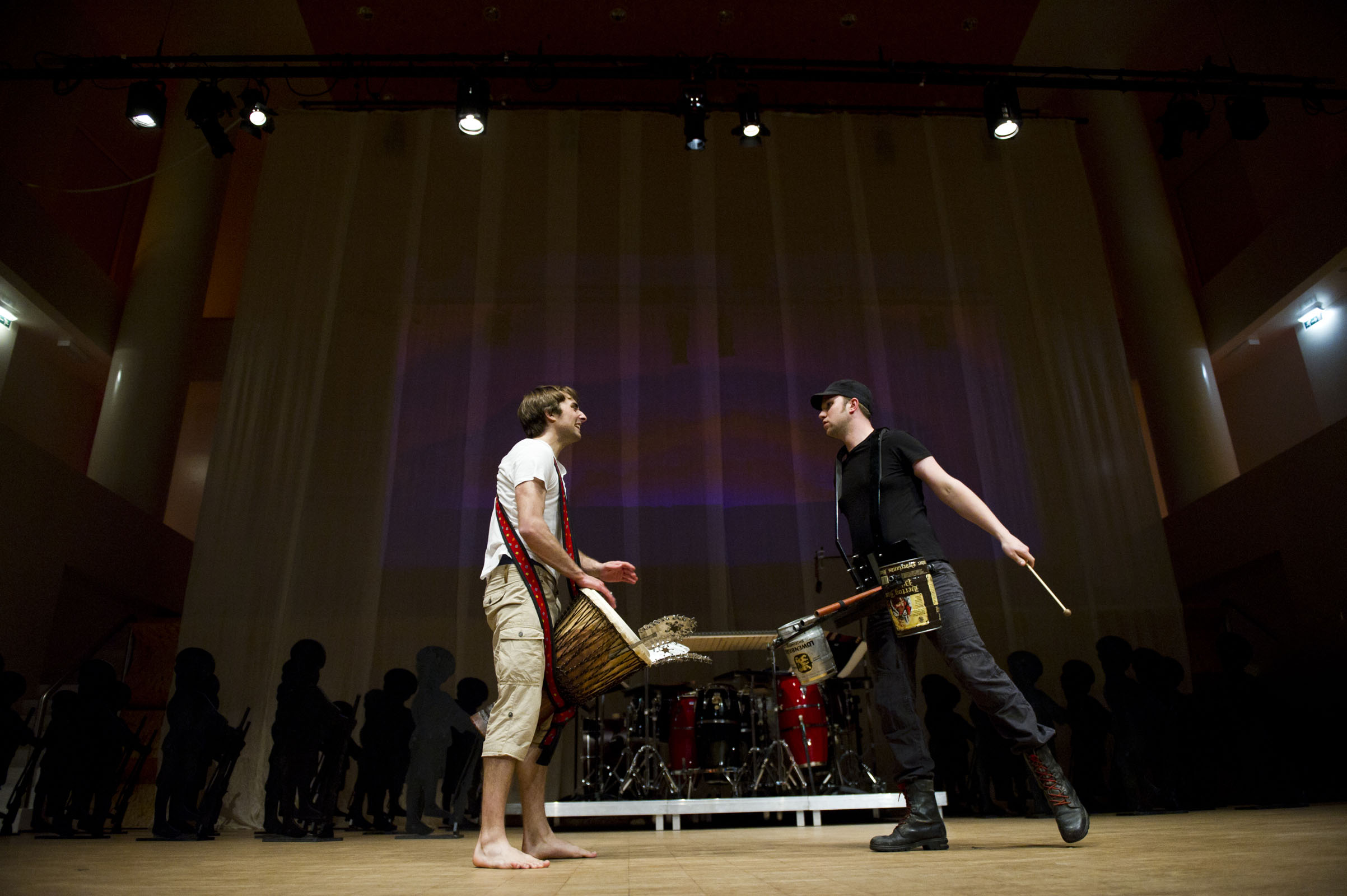 djembe player Dominique Vleeshouwers and percussion player Rob van der Sterre on stage for Kindsoldaat