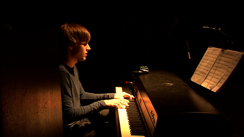 piano player Martyn Heine artistic director of Levenmuster Collective playing Sensing City